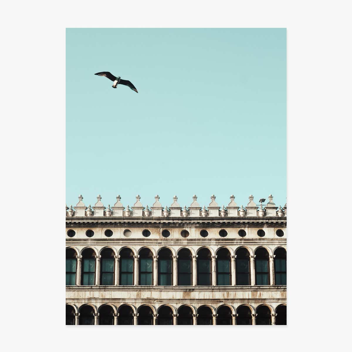 Póster de un pájaro y un edificio