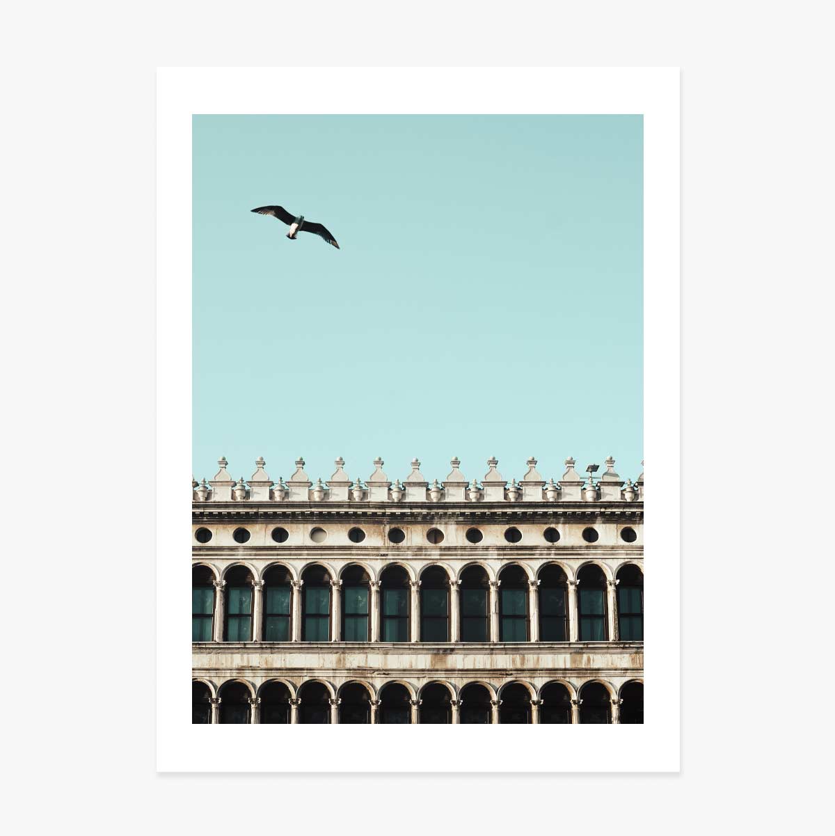 Póster de un pájaro y un edificio
