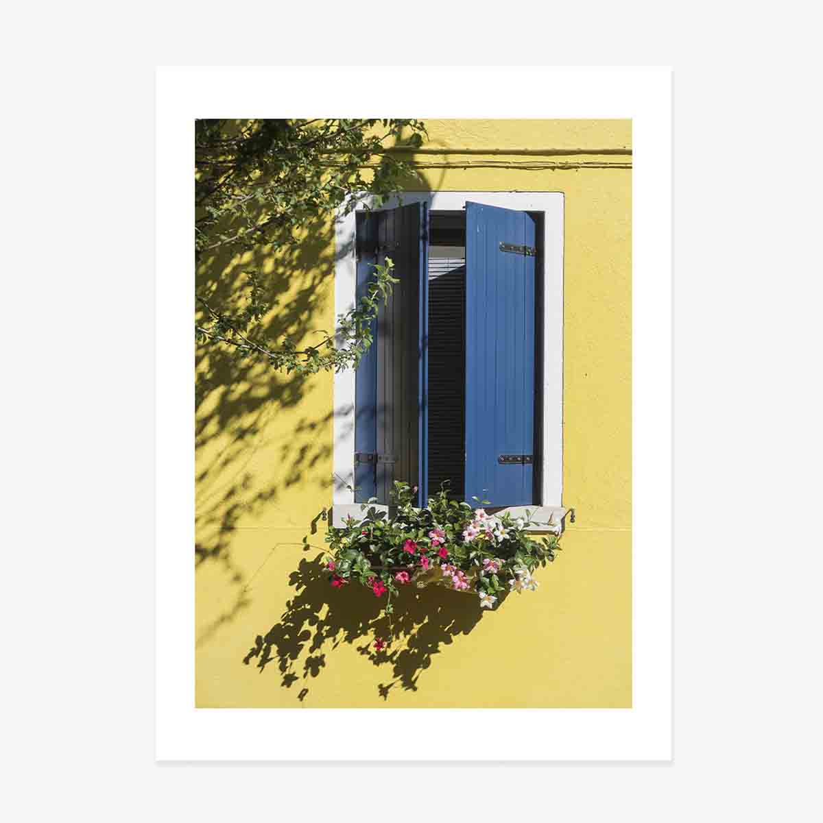 Póster «La ventana azul con flores»