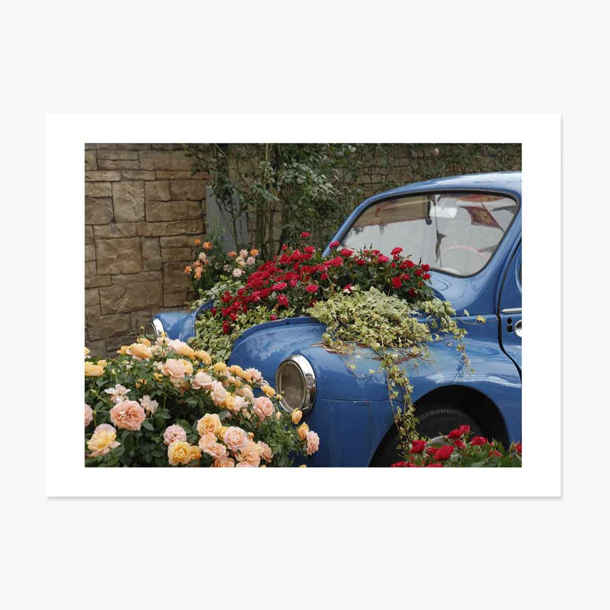 Póster de un coche azul vintage con flores