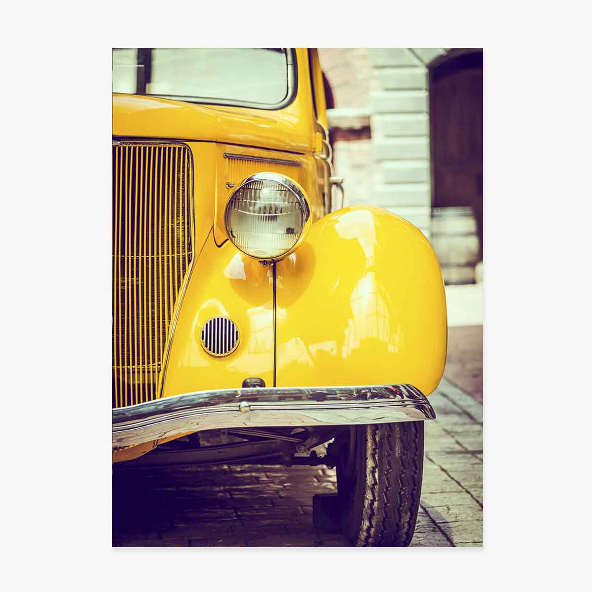Póster de un coche amarillo vintage
