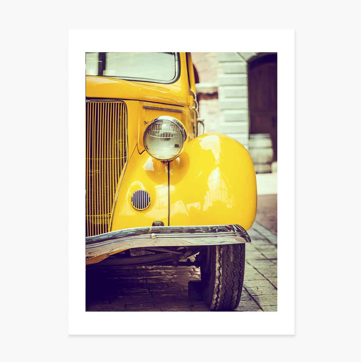 Póster de un coche amarillo vintage