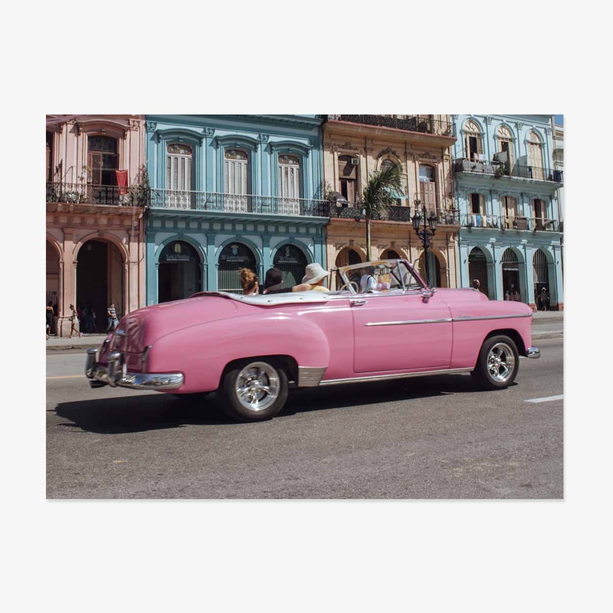 Póster de un coche rosa vintage en la calle