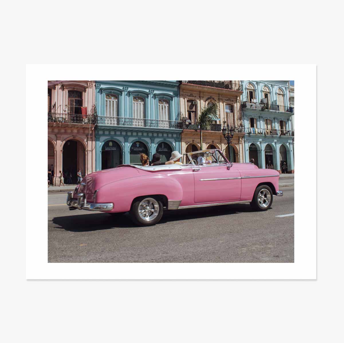 Póster de un coche rosa vintage en la calle